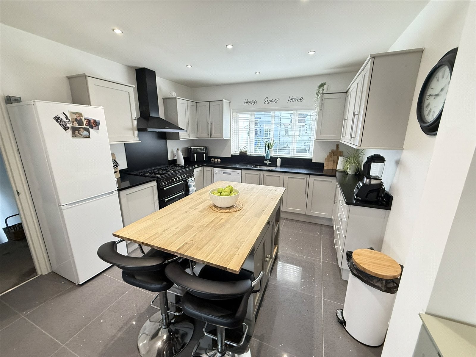 Austen Close, Par image 3