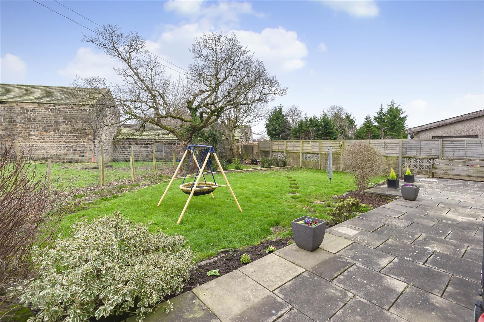 Shaw Lane Gardens, Guiseley image 2