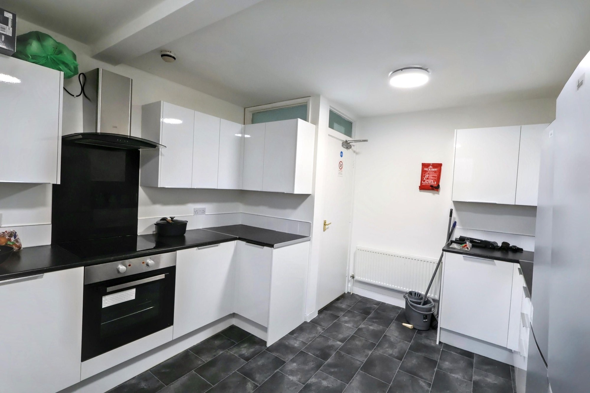 Room 6 image 12
