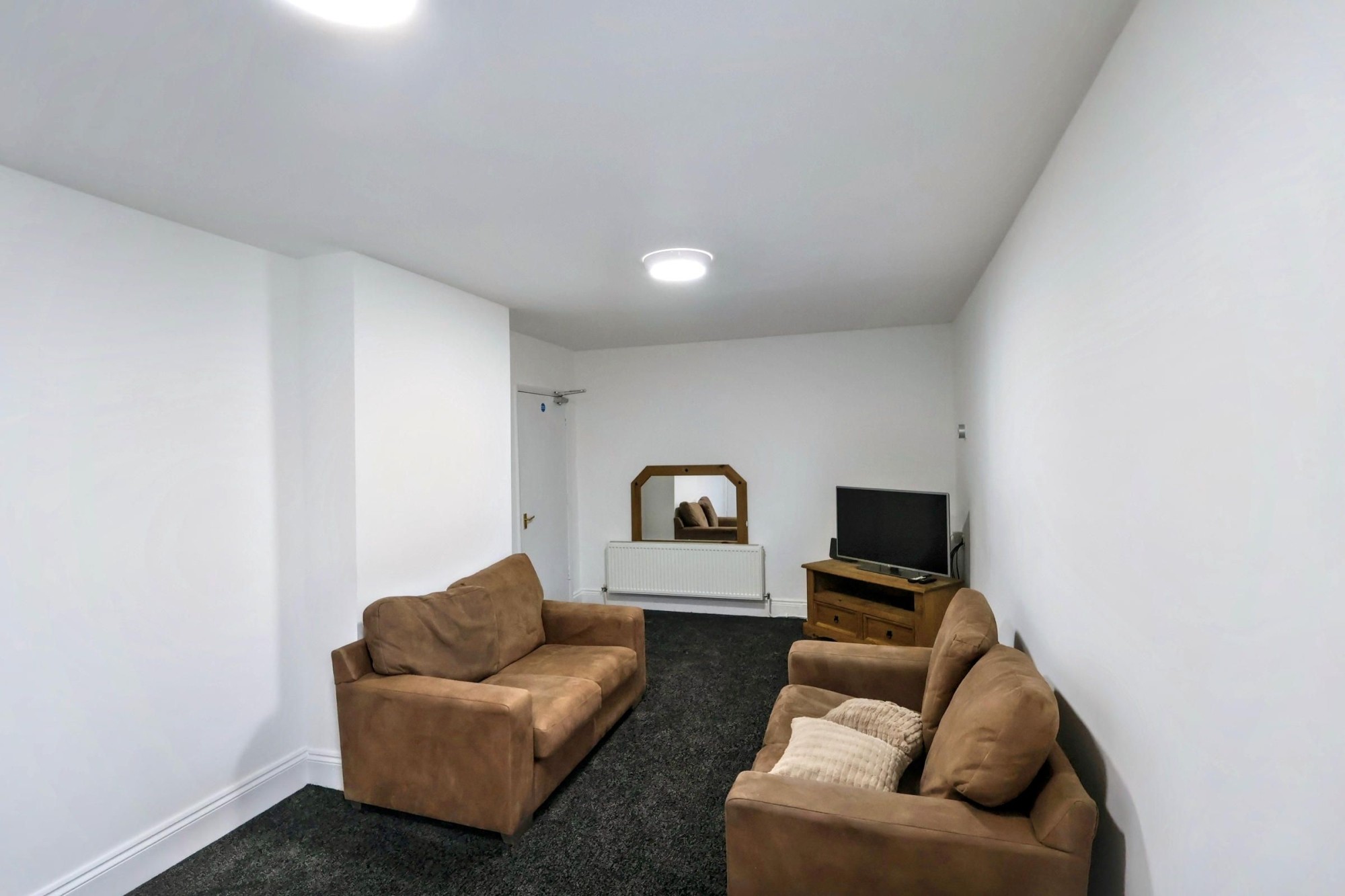 Room 6 image 13