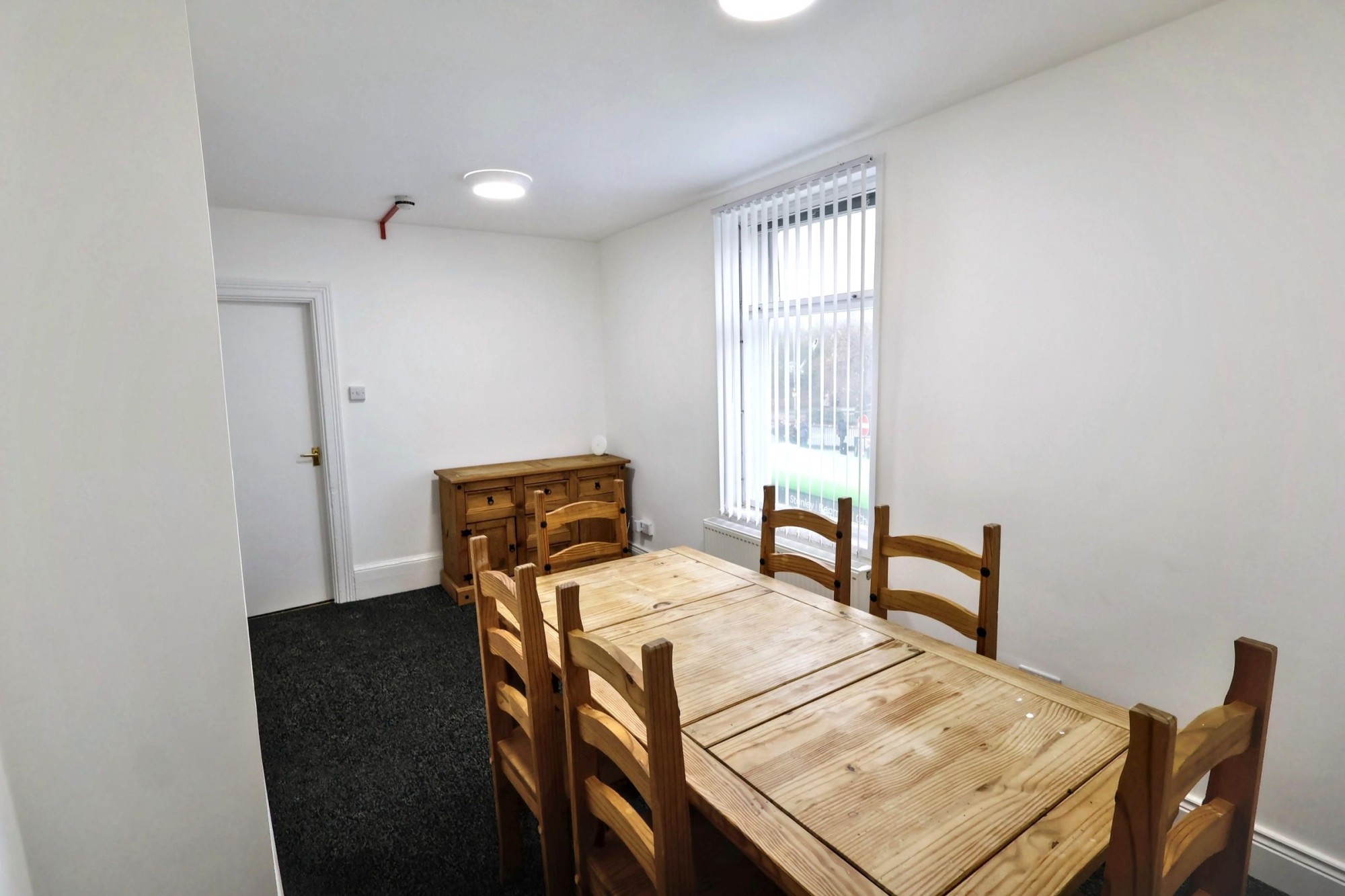 Room 6 image 16