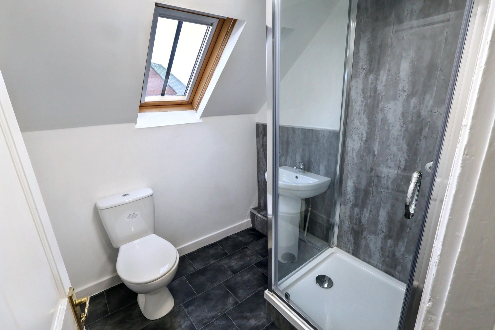 Room 6 image 18