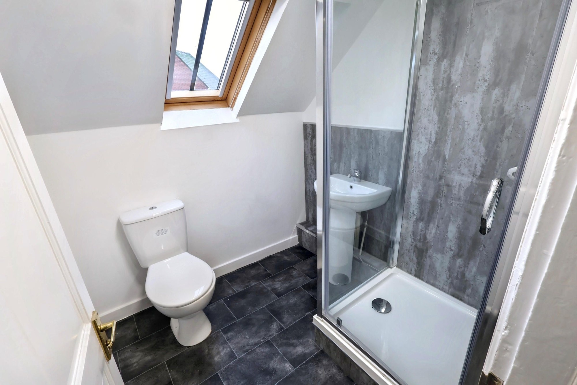 Room 6 image 19