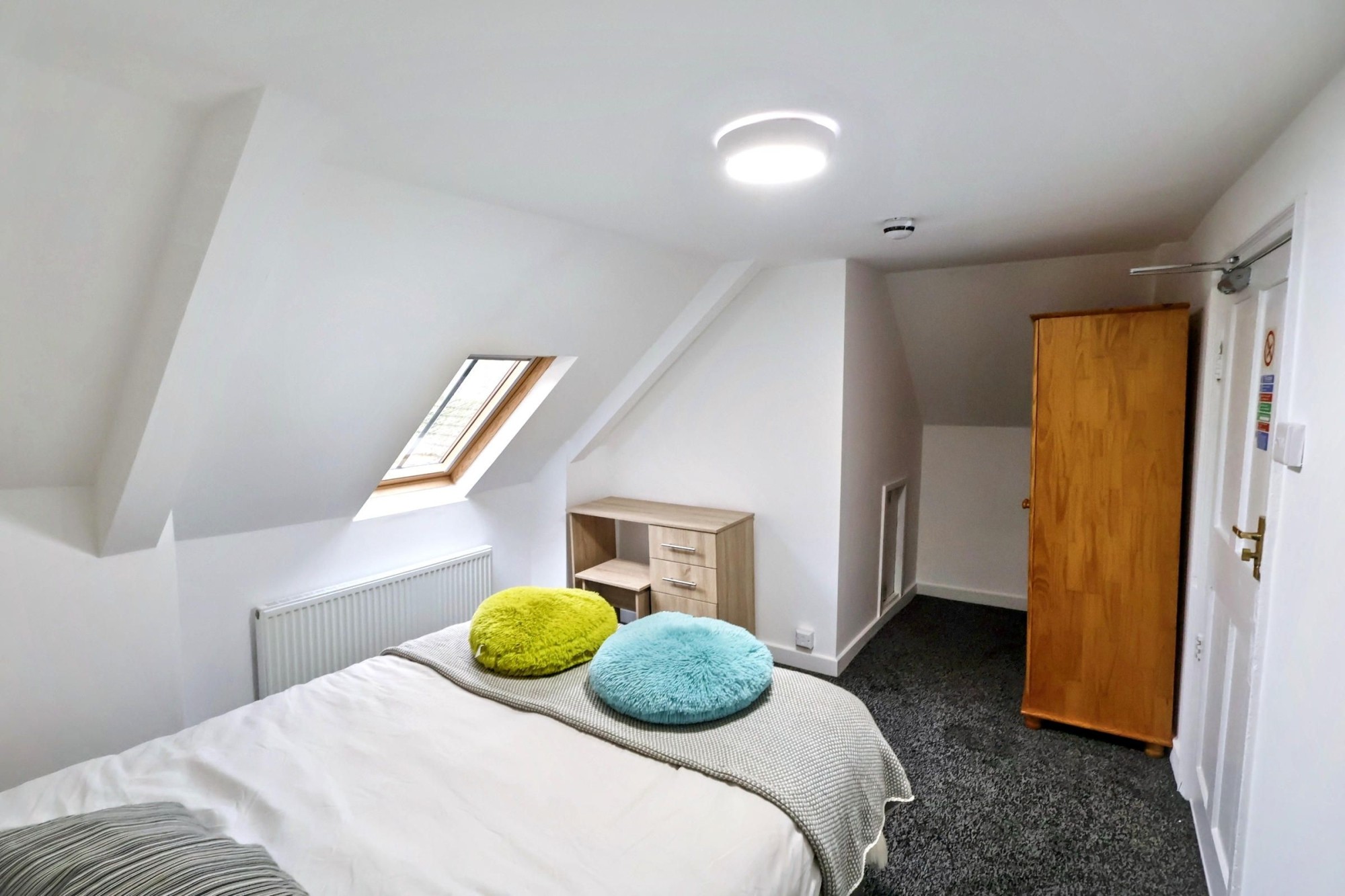 Room 6 image 21
