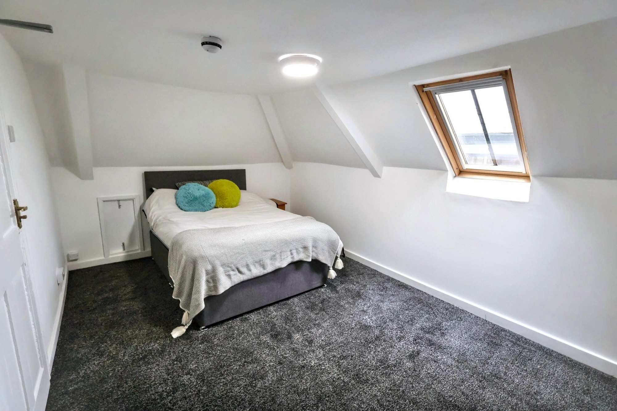 Room 6 image 22