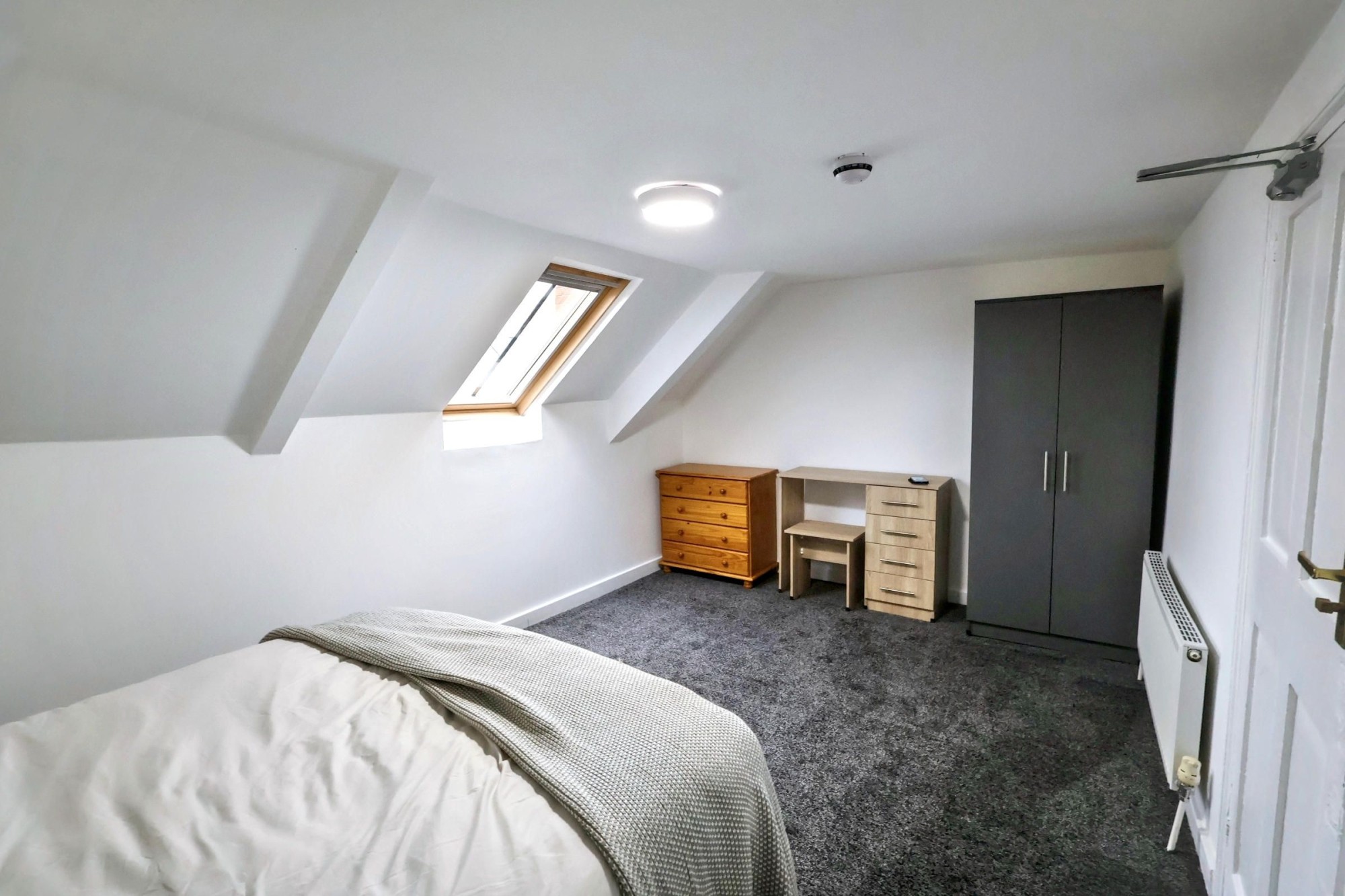 Room 6 image 23