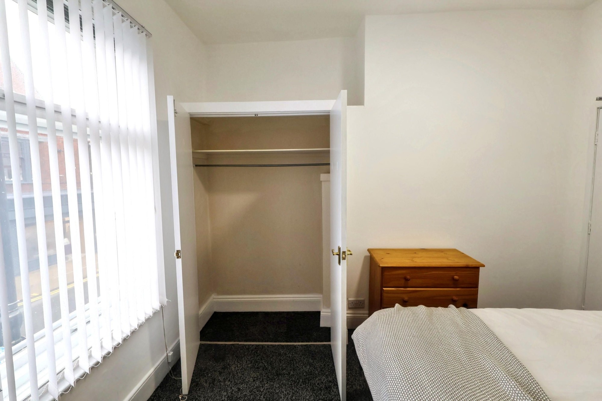Room 6 image 7