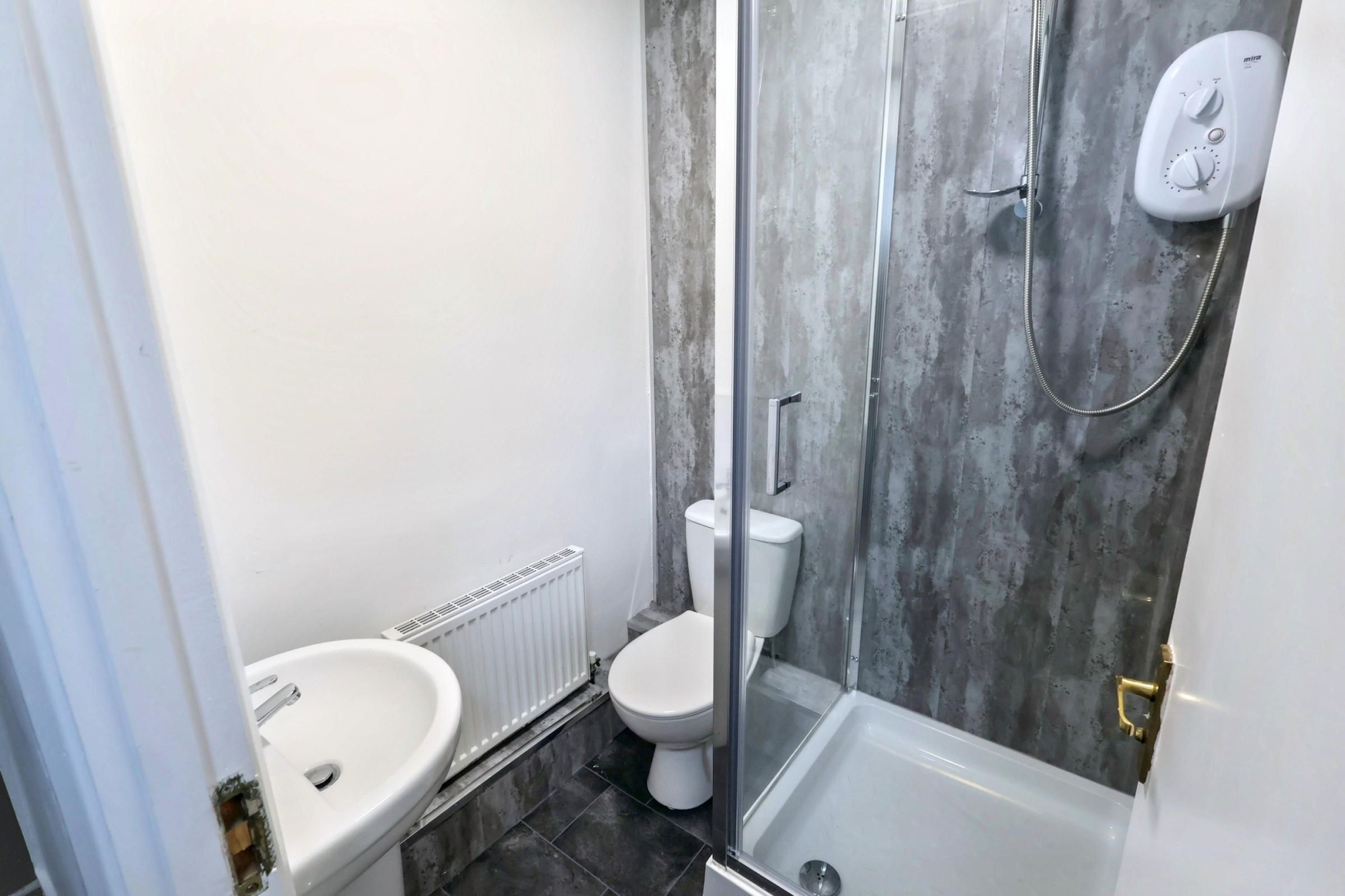 Room 6 image 8