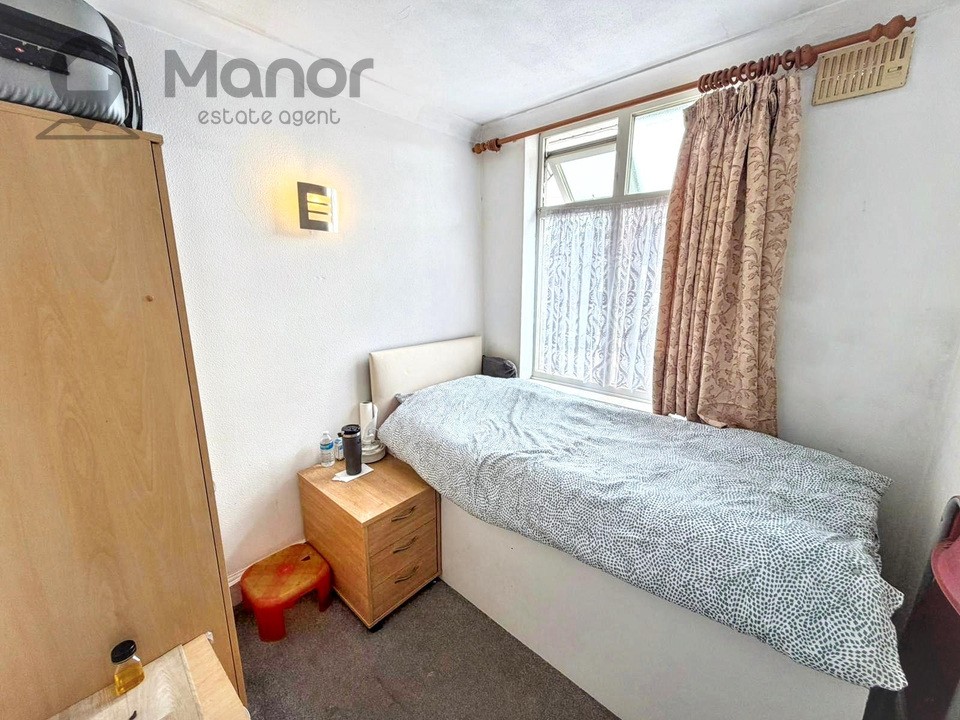 Westrow Drive, Barking, IG11 9BS image 15
