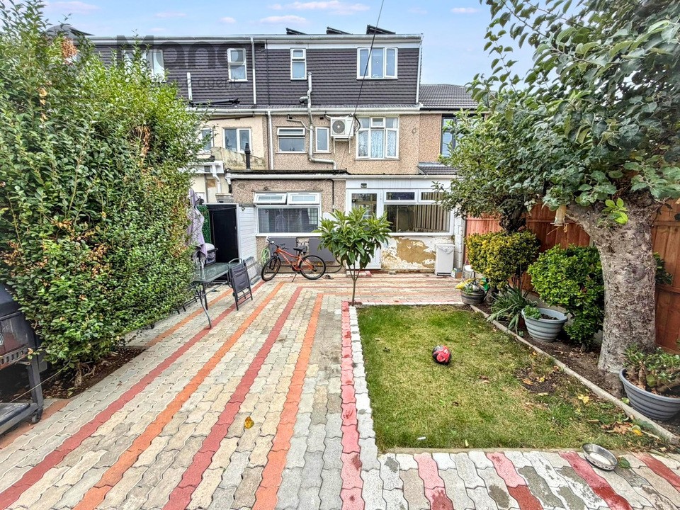 Westrow Drive, Barking, IG11 9BS image 24