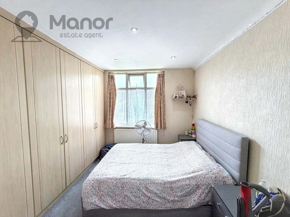 Westrow Drive, Barking, IG11 9BS image 10