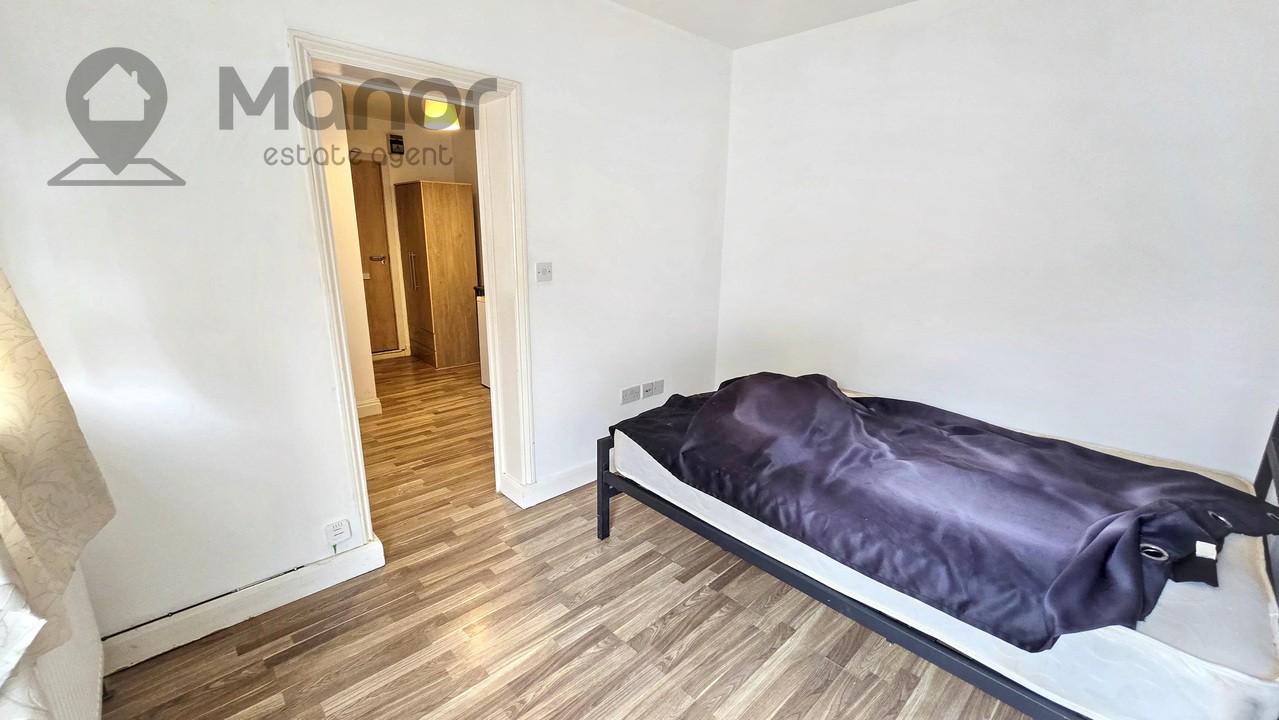 Brentwood Road, Romford, RM1 2RT image 6