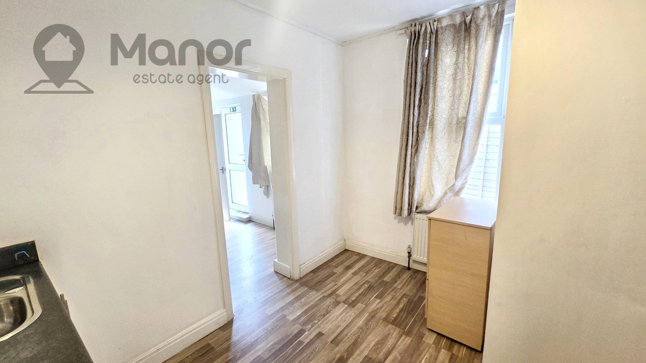 Brentwood Road, Romford, RM1 2RT image 9
