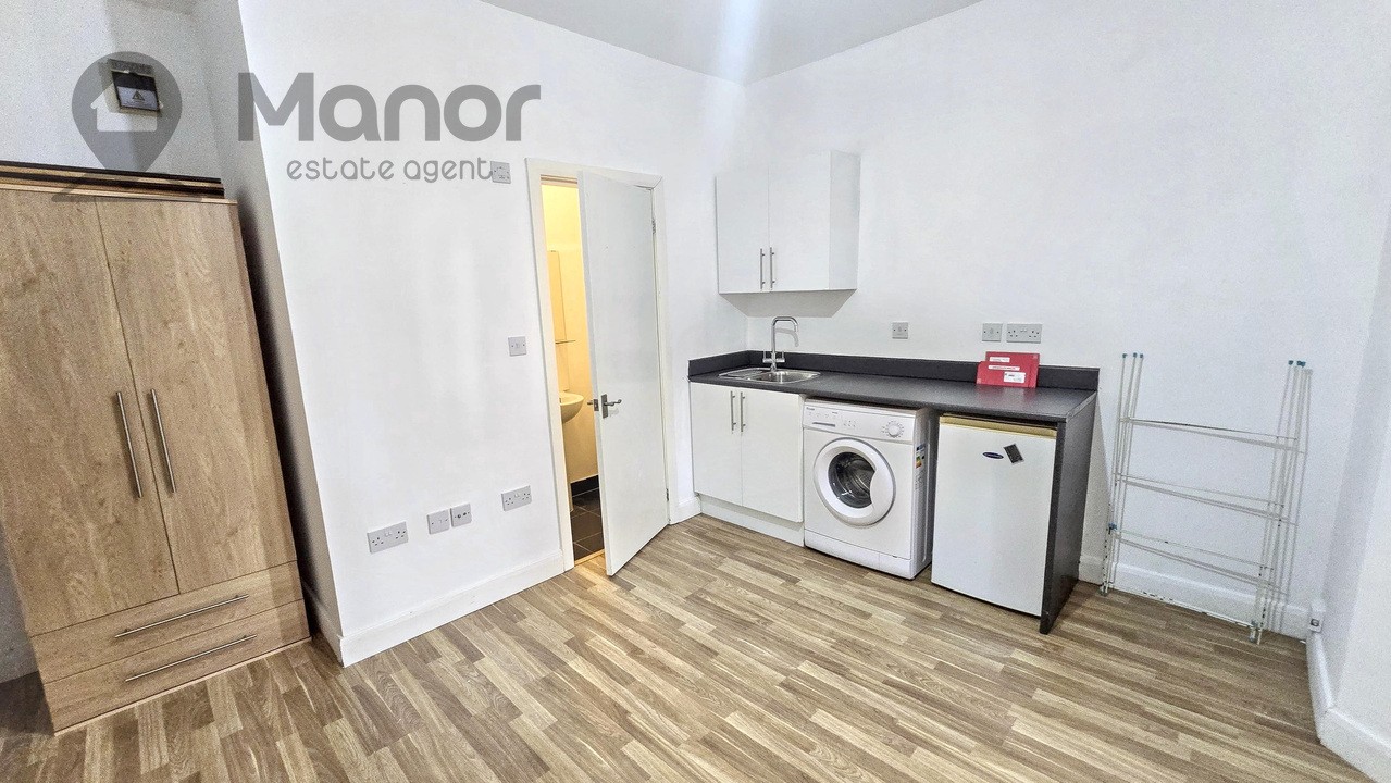 Brentwood Road, Romford, RM1 2RT image 5